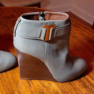 Tory Burch size 8 taupe ankle boot with round toe